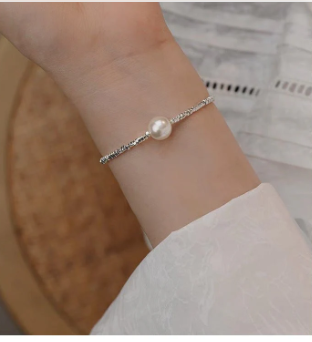 A Subtly Luxurious Niche-designed Bracelet